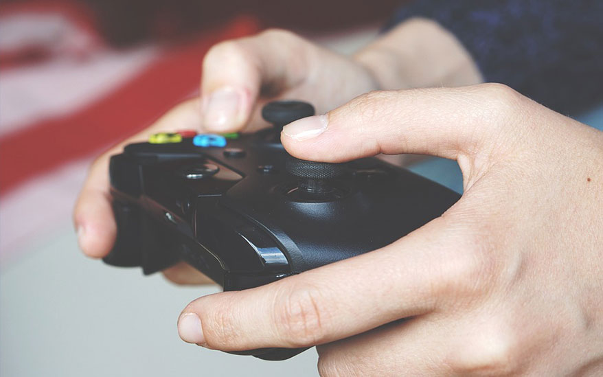 Eine Person bedient einen PC-Spiele-Controller